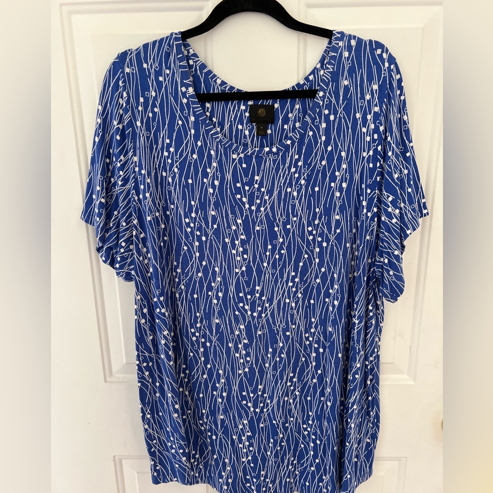 Women’s short sleeve knit top. Purple with white detail. Size 3X.